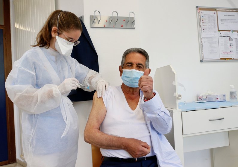 El presidente de Cantabria, Miguel Ángel Revilla, recibe la primera dosis de la vacuna contra el Covid en el centro de salud de El Astillero
