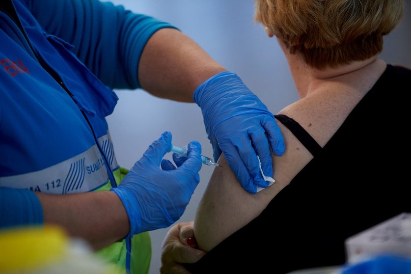 Una persona recibe la vacuna contra el Covid-19 