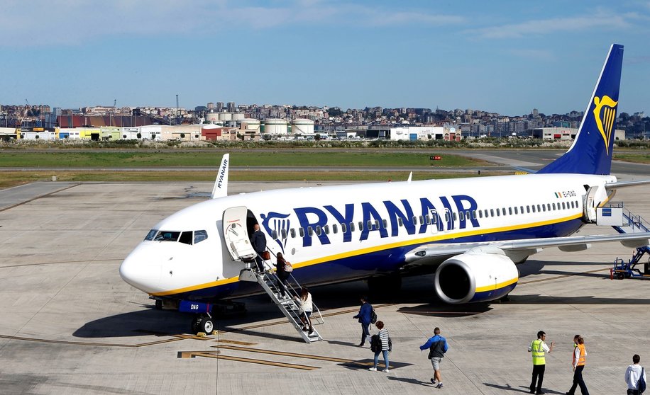 Archivo - Avión Ryanair en el aeropuerto Seve Ballesteros de Santander