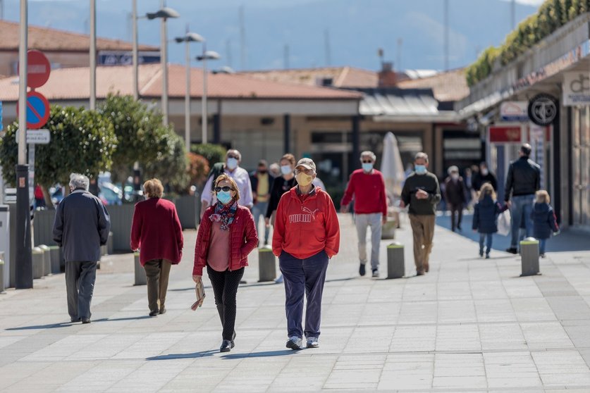 Archivo - Varias personas pasean por una céntrica calle de Sanxenxo, Pontevedra, Galicia (España), a 21 de marzo de 2021. El pasado miércoles el Ministerio de Sanidad y las Comunidades Autónomas acordaron una serie de medidas a aplicar durante el puente d
