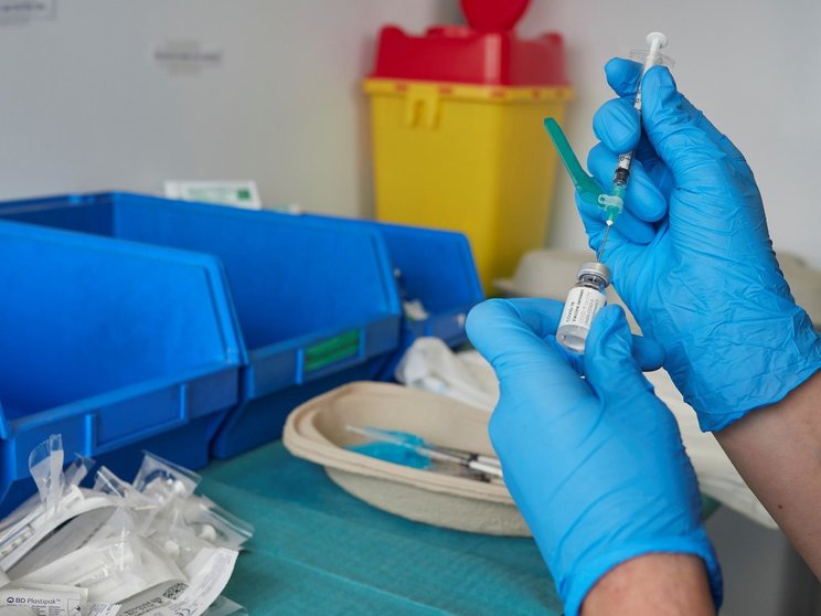 Una profesional sanitaria sostiene un vial con la vacuna de Janssen contra el Covid-19