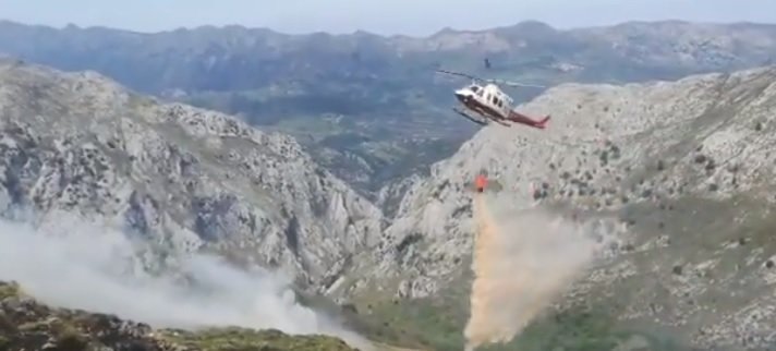 Archivo - El helicóptero ayuda en las tareas de extinción de incendios