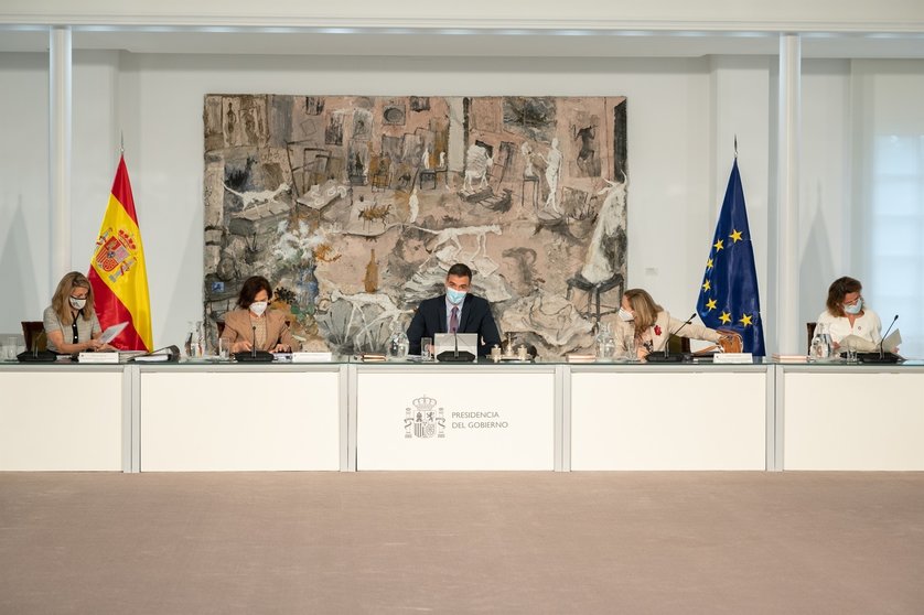 El presidente del Gobierno, Pedro Sánchez, y las cuatro vicepresidentas en el Consejo de Ministros