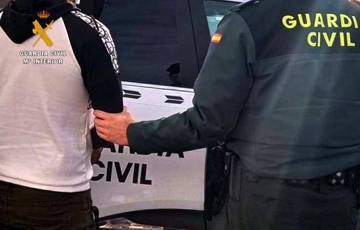 La Guardia Civil detiene a un hombre por robar a mano armada en un estanco de Santiago de Cartes