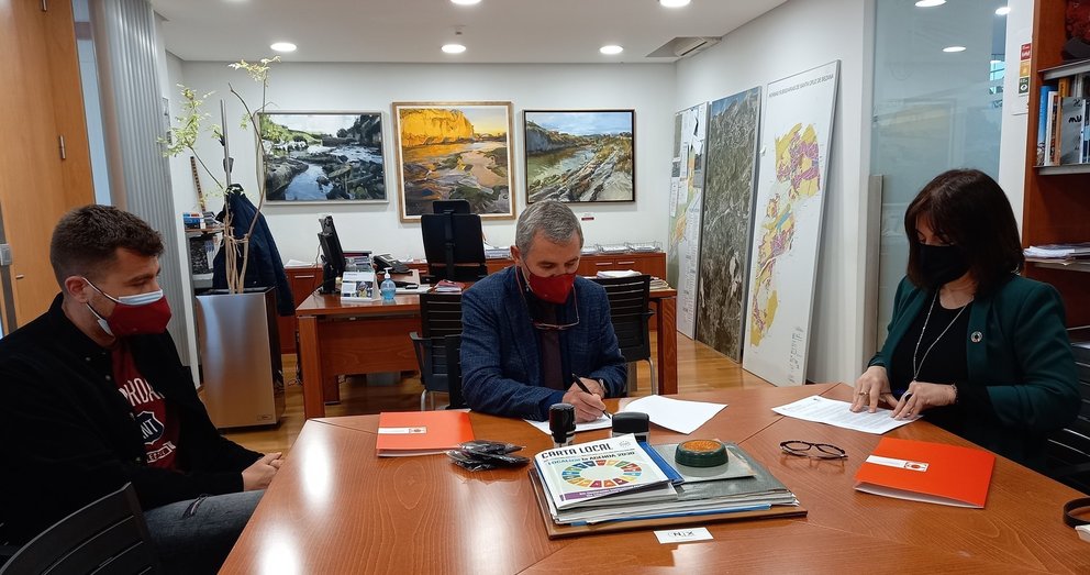 El alcalde de Santa Cruz de Bezana, Alberto García, y la presidenta de Cantabria Coopera, Silvia Abascal, en la firma del convenio