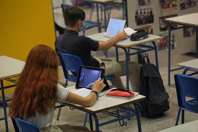 Archivo - Alumnos atienden desde su ordenador clases virtuales impartidas en un colegio.- Archivo