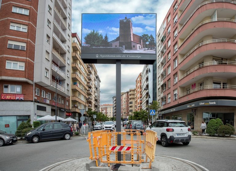 Pantallas informativas instaladas en el centro del casco urbano de Camargo