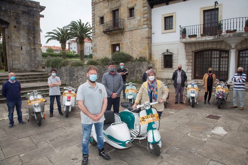 Camargo recibe a los participantes cántabros de la 'vuelta' a España en Lambretta