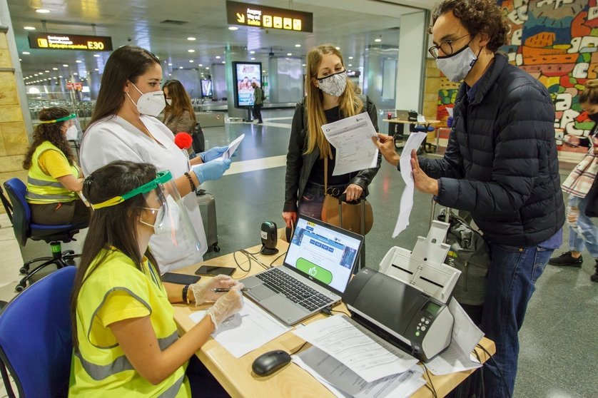 Archivo - Control de pasajeros en un aeropuerto de Canarias