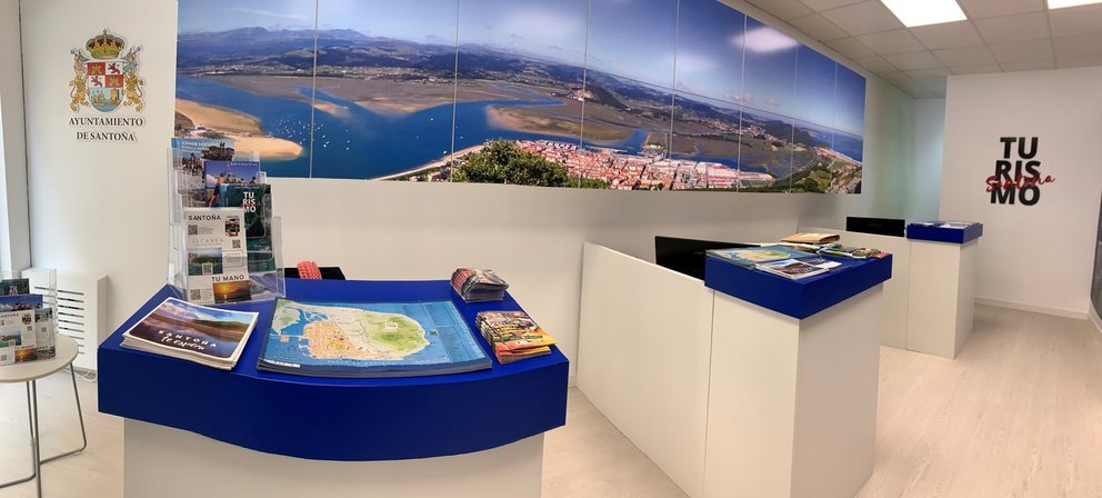 La oficina de turismo central de Santoña renovada.