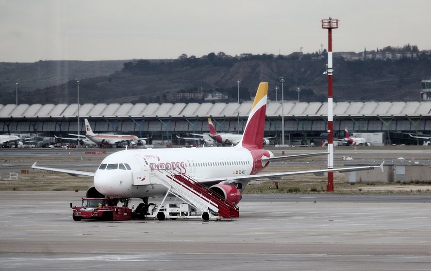 Archivo - Un avión de la compañía Iberia en el Aeropuerto de Madrid-Barajas Adolfo Suárez, en Madrid a 21 de noviembre de 2019.