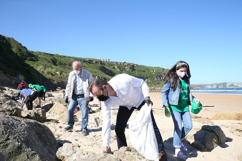 Limpieza de residuos en playas.
