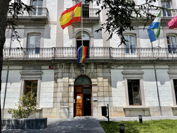 Bandera LGTBI en la fachada de la Casa Consistorial.