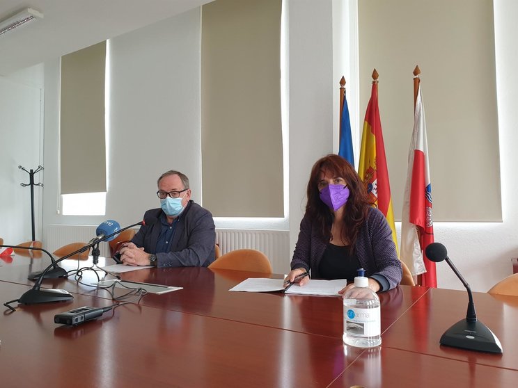 El presidente del Consejo Escolar de Cantabria, Eduardo Ortiz, y la presidenta de la Comisión de Igualdad del Consejo, Miriam Gómez