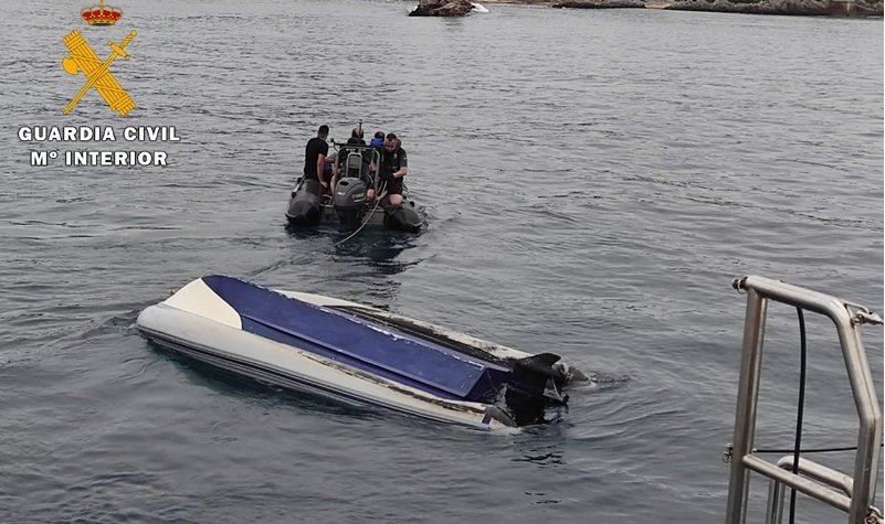 La Guardia Civil rescata a un padre y un hijo tras volcar la embarcación con la que pescaban cerca de la isla de Mouro