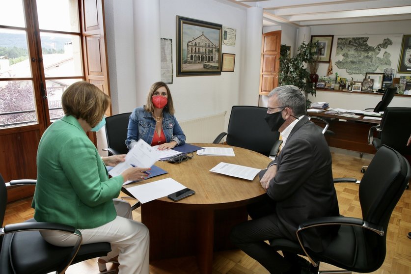 La consejera de Presidencia, Interior, Justicia y Acción Exterior, Paula Fernández, se reúne con el secretario general para el Reto Demográfico del Gobierno de España, Francesc Boya