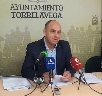 Archivo - Torrelavega.- El Pleno debate una moción para que el Gobierno asuma el sobrecoste de la limpieza en colegios