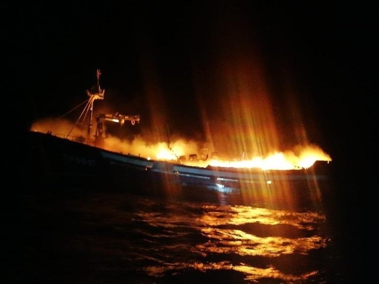 Pesquero de Santoña incendiado en las costas de Vizcaya