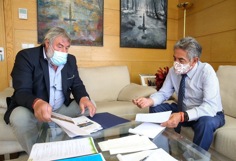 El alcalde de Valderrible con el presidente de Cantabria