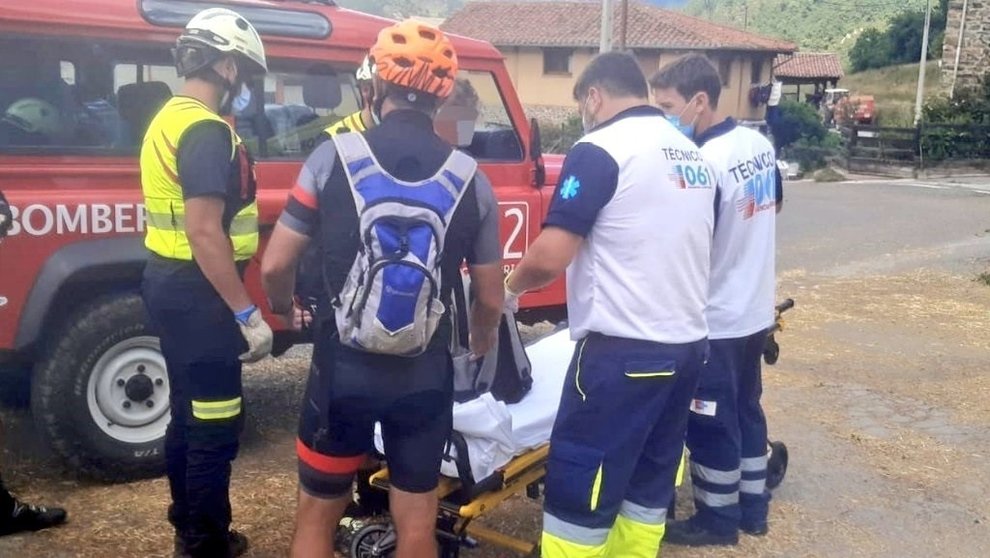 Evacuación de un ciclista tras sufrir un accidente en la ruta que une Vidrieros y Potes.