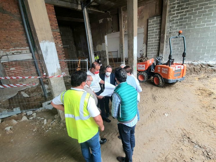 El alcalde de Torrelavega y el concejal de Obras visitan las obras del centro de mayores de la Inmobiliaria