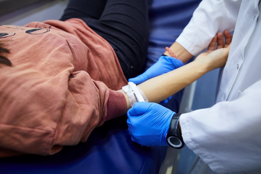 Archivo - Una donante se prepara para donar sangre en un dispositivo de Cruz Roja, en el centro Comercial La Gavia, en Madrid (España), a 15 de noviembre de 2020. 