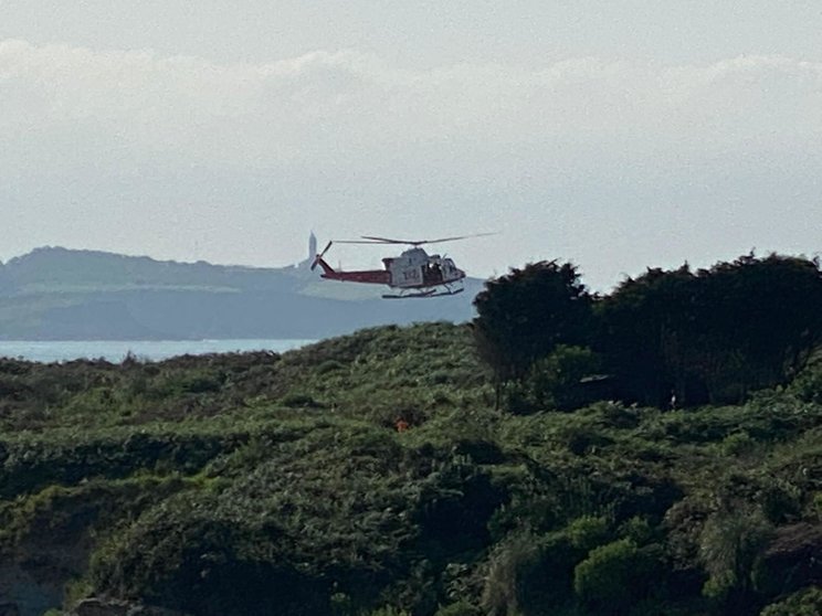 El helicóptero del Gobierno de Cantabria en el rescate de dos heridos en Isla Marina