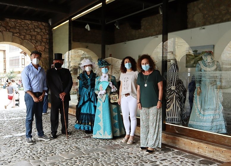 La alcaldesa, María Teresa Noceda Llano, junto a los concejales Vanesa Sánchez y Pedro Velarde en la exposición de la exposición ‘Comillas se viste de época’