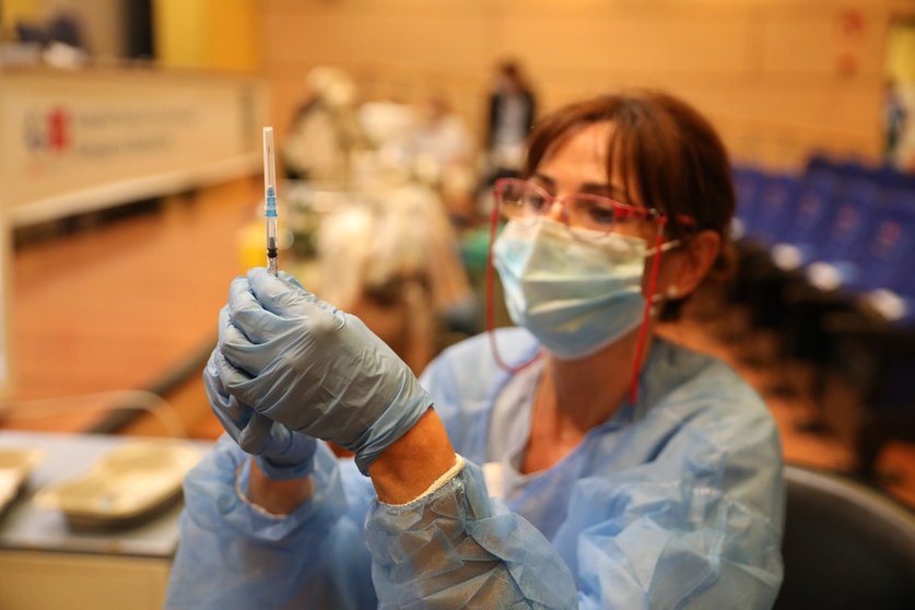 Una sanitaria prepara una vacuna contra el coronavirus, en el dispositivo puesto en marcha en las instalaciones del Hospital General Universitario Gregorio Marañón, a 20 de agosto de 2021, en Madrid (España).