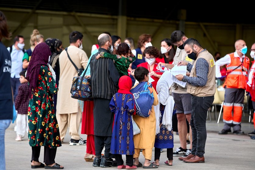 Varios refugiados afganos llegan a la base aérea de Torrejón de Ardoz.