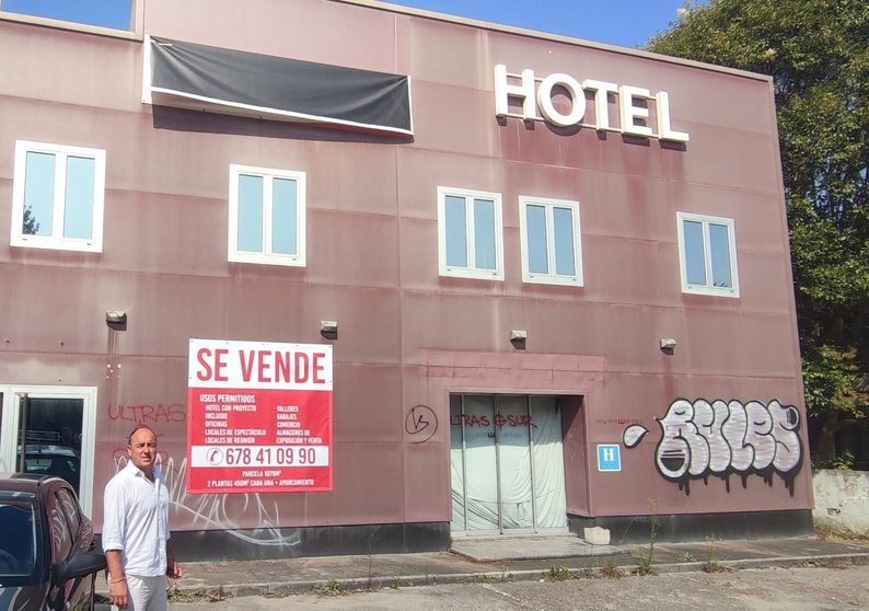 Julio Ricciardiello junto al hotel en venta en la Avenida de Solvay