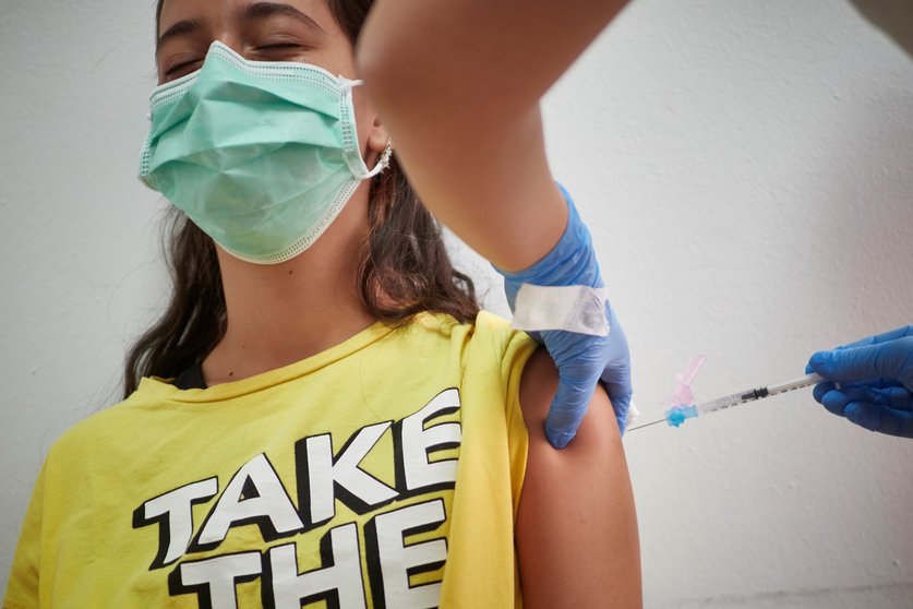 Una joven recibe la dosis de la vacuna Covid