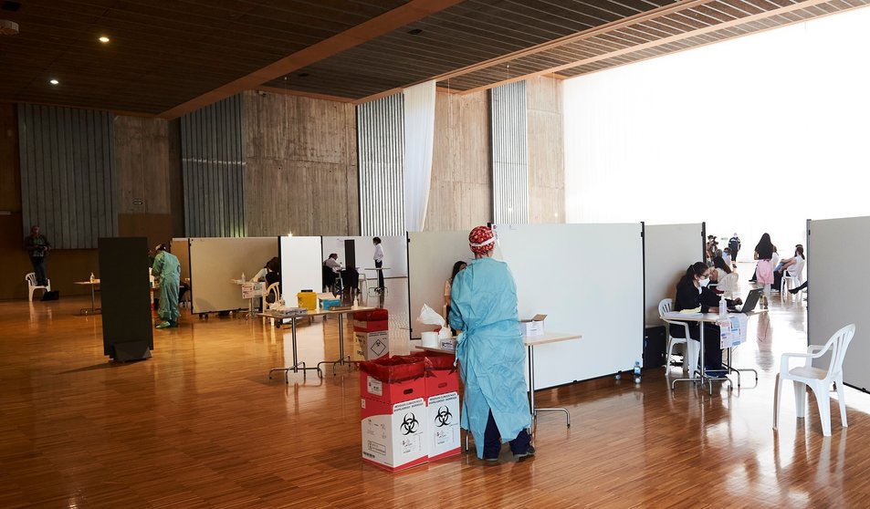 Archivo - Una profesional sanitaria, en un dispositivo de vacunación masiva frente al Covid-19, en el Palacio de Exposiciones y Congresos de Santander, en Cantabria 