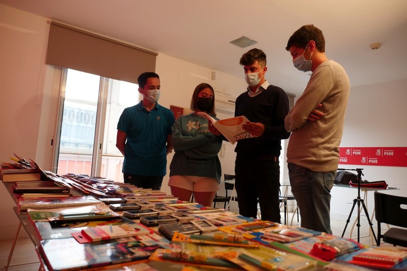 El PSOE de Santander entrega material escolar recogido por JSS