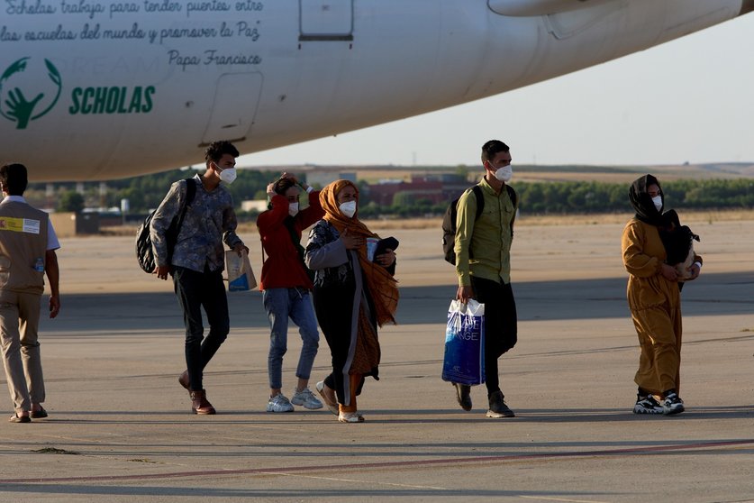 Afganos refugiados a su llegada a la Base Aérea de Torrejón, a 27 de agosto de 2021, en Torrejón de Ardoz, Madrid (España). 