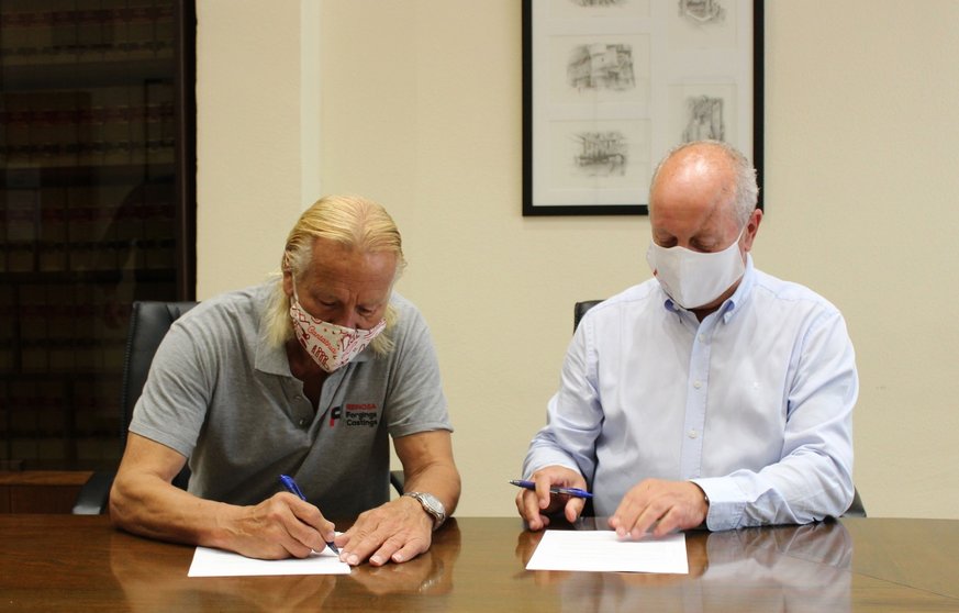 El presidente de Reinosa Forgings & Castings,  Bruce Liimatainen (izda), y el alcalde de Reinosa, José Miguel Barrio, firman el convenio de cesión de la propiedad de la pasarela