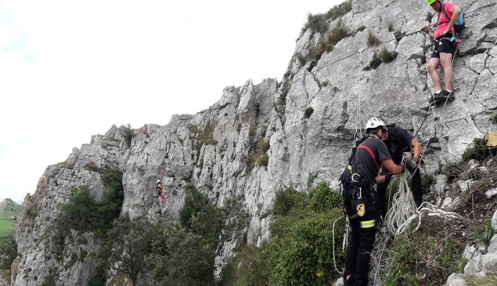 Bomberos de Cantabria rescatan a una mujer en la vía ferrata de Liérganes