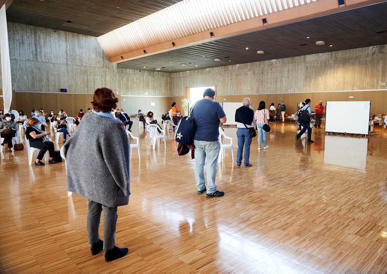 Archivo - Varias personas en el dispositivo de vacunación masiva frente al Covid-19, en el Palacio de Exposiciones y Congresos de Santander. 