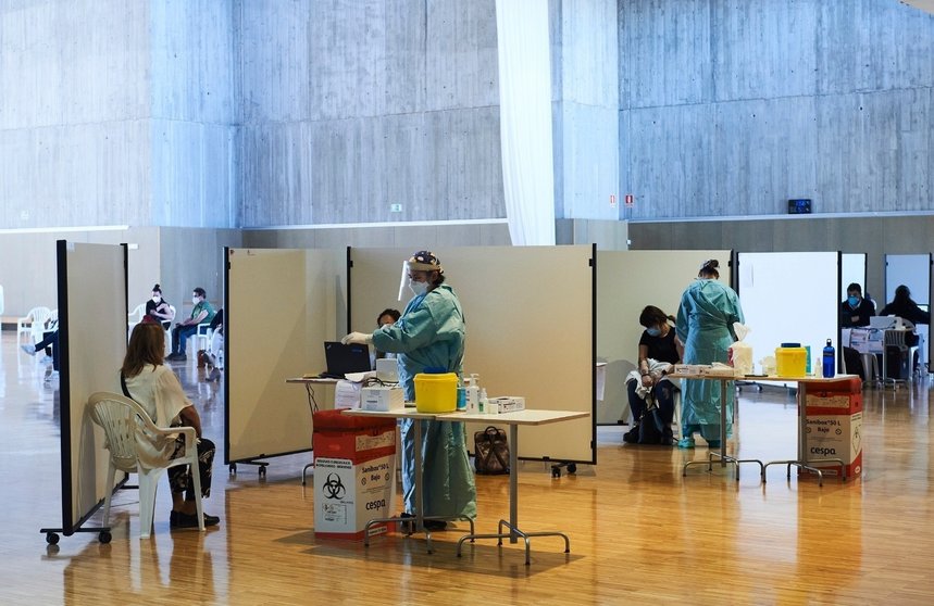 Archivo - Vacunación masiva contra el Covid en el Palacio de Exposiciones de Santander