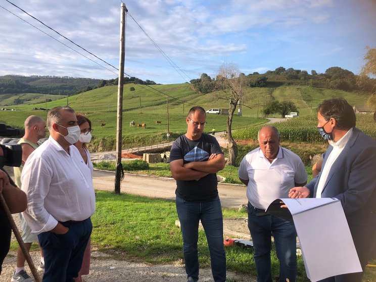 El diputado Roberto Media asiste al encuentro del consejero Gochicoa con los vecinos de Serdio