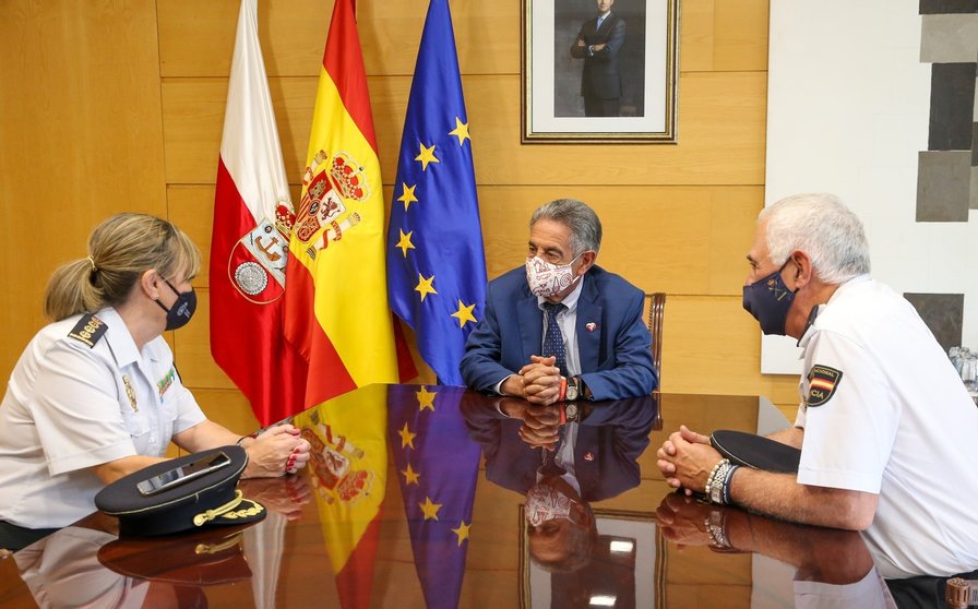 El presidente de Cantabria, Miguel Ángel Revilla, recibe a la nueva jefa superior de la Policía de Cantabria, Carmen Martínez, y al anterior jefe superior, Héctor Moreno