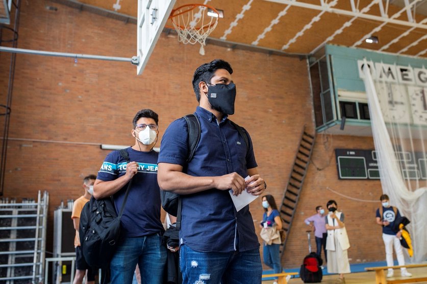 Dos estudiantes esperan la cola para ser vacunados contra el Covid-19, en el campus de Ciudad Universitaria, a 14 de septiembre de 2021, en Madrid, (España). 
