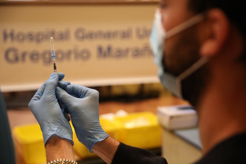 Un sanitario prepara una vacuna contra el coronavirus en una imagen de archivo.