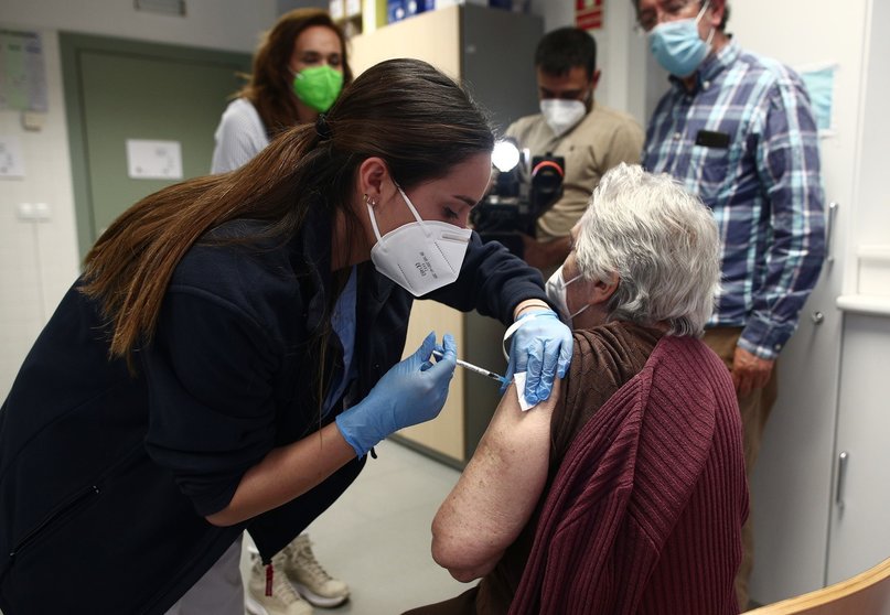 Archivo - Una sanitaria inyecta la primera dosis de la vacuna de Pfizer contra el coronavirus a una anciana en el Centro de salud Rejas.