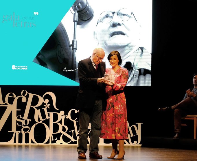 Archivo - La alcaldesa de Santander, Gema Igual, entrega hace años un premio al cineasta Mario Camus en la Gala de las  Letras de la ciudad