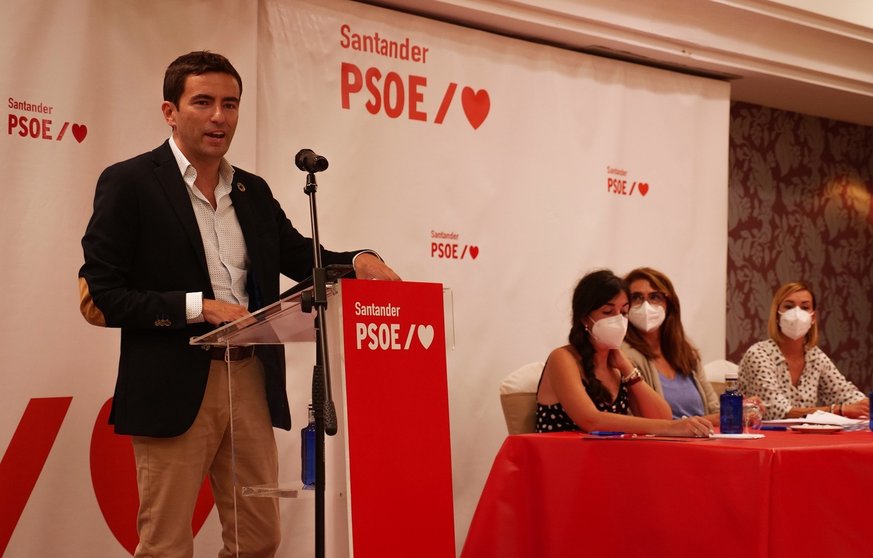 El secretario general del PSOE de Santander, Pedro Casares, también diputado nacional y miembro de la Ejecutiva Federal del partido