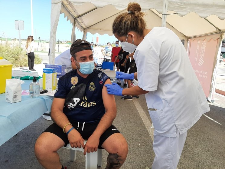 Vacunación sin cita previa en las inmediaciones del estadio de fútbol de Elche (Alicante)