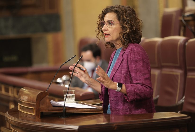 La ministra de Hacienda y Función Pública, María Jesús Montero, interviene en un pleno de control al Gobierno en el Congreso de los Diputados, a 22 de septiembre de 2021, en Madrid, (España). 