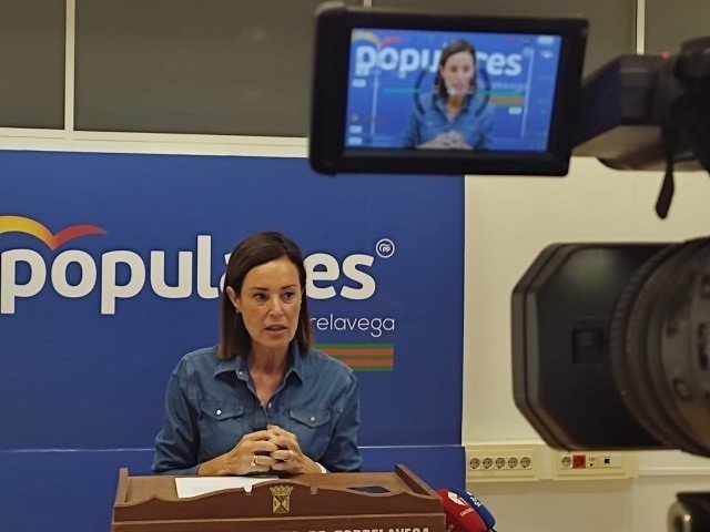 La portavoz del PP de Torrelavega, Marta Fernández Teijeiro, en rueda de prensa