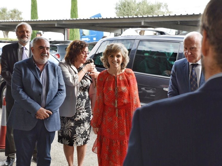 La ministra de Sanidad, Consumo y Bienestar Social en funciones, María Luisa Carcedo (4i)  a su llegada al Puesto de Inspección Fronterizo (PIF), en Valencia.